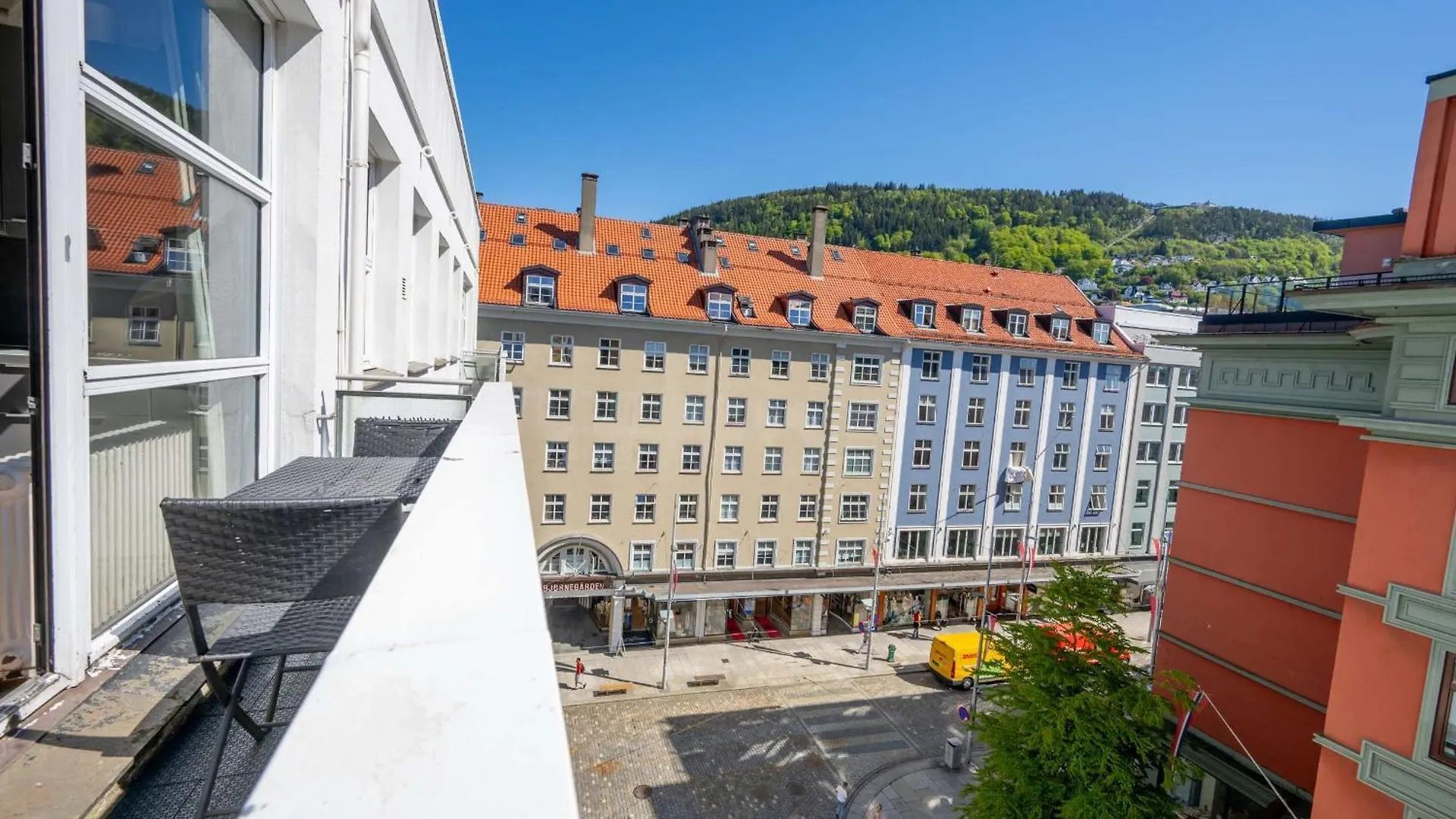 Spacious Top-Floor Apartment With View And Private Balcony Bergen
