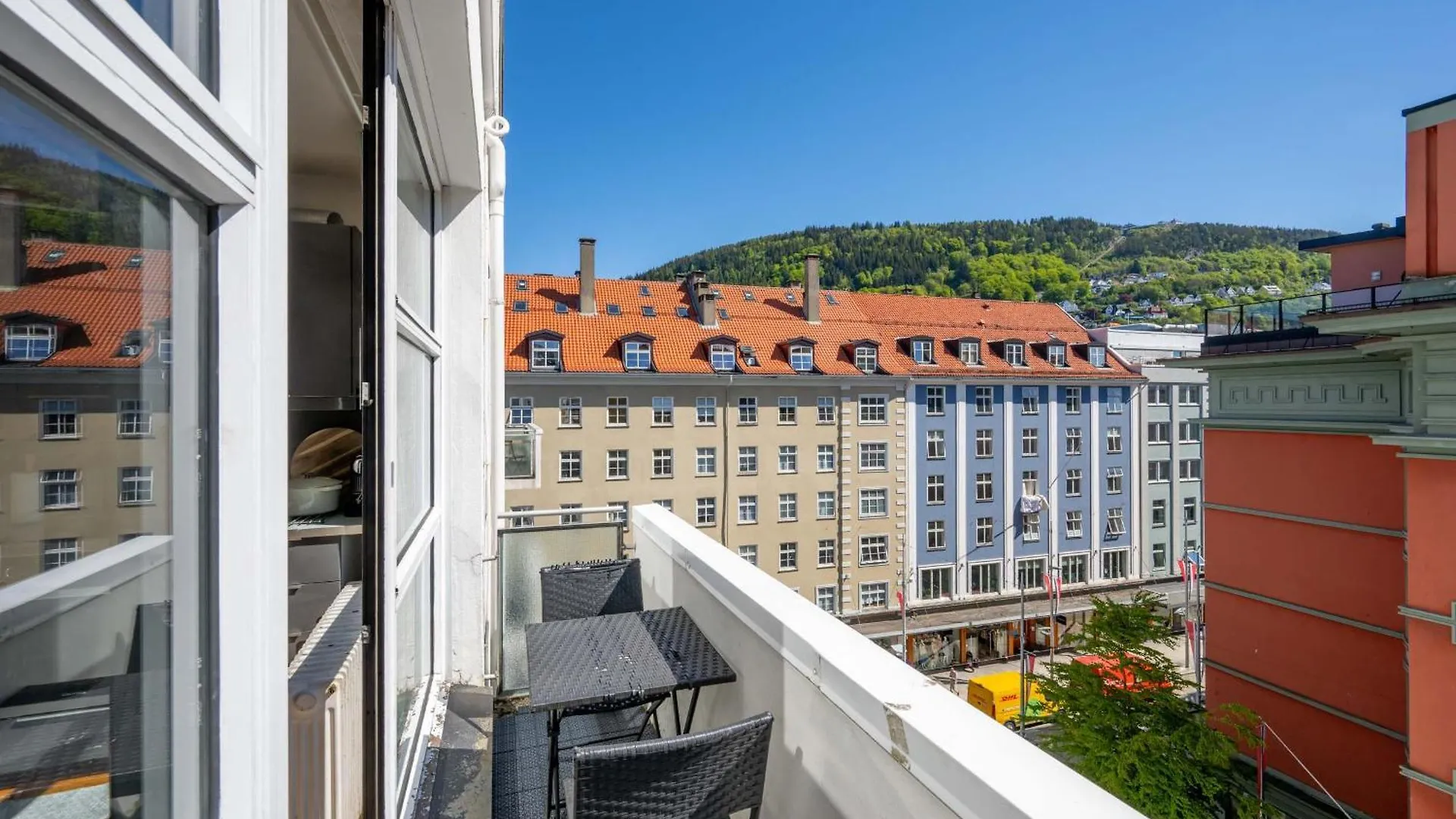 Spacious Top-Floor Apartment With View And Private Balcony Bergen